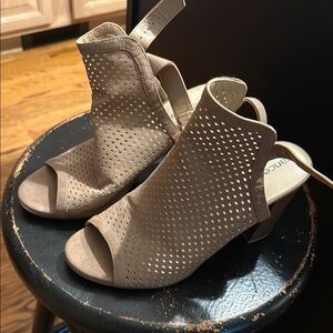 Francesca's Collections Tan Heels Modern Design